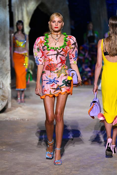 versace runway shows 2021|Meer.